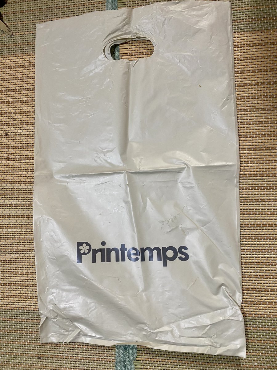 YTzI7IGM2Wv6d98's tweet image. たまたま大掃除して見つけてびっくり‼️プランタンの袋。
きっと学生時代にプランタンなんばで買い物して、そのままずっと折りたたんで置いてたみたい、残しておこう😊。

#プランタン
#Printemps
#プランタンなんば
#ダイエー
#当時モノ
#買い物袋