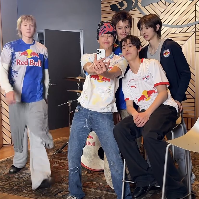 18 ᡣ𐭩. tweet media