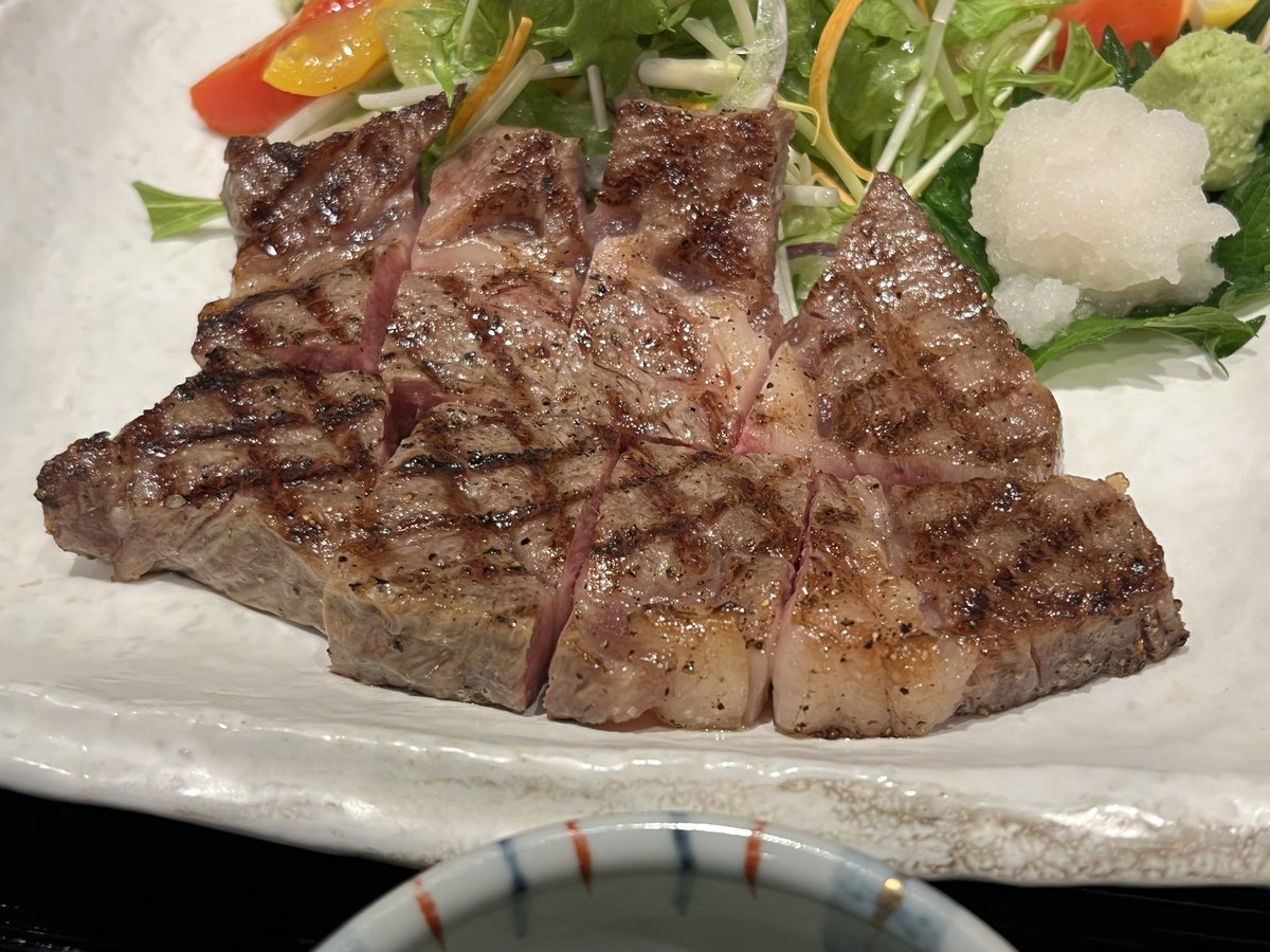 仕事の気晴らしに
米沢牛のサーロイン頂きました！
しっかりした食感を舌で感じながら一噛みすると口当りよい脂がジュワっと溶け出して旨みを感じる。柔らかい肉質にステーキソースとわさびがよく似合う。
写真撮り忘れたけど、串焼きも美味しかった。諭吉さんが一枚羽ばたいけど、満足の逸品でした！
