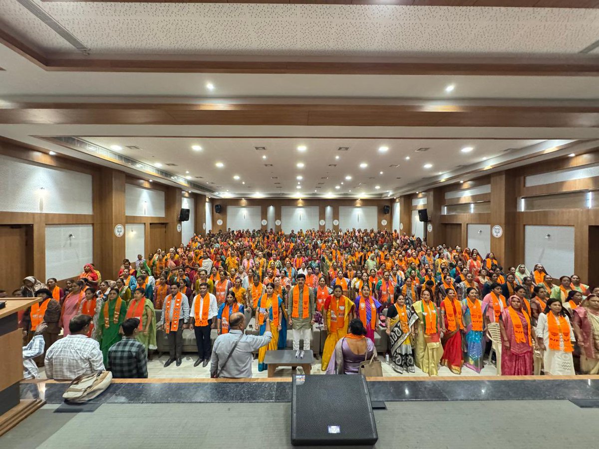 Kalpanaraval28's tweet photo. સુરેન્દ્રનગરમાં મહિલા શક્તિનો હુંકાર 
સ્થાનિક સ્વરાજ ચૂંટણી સંદર્ભે આજે રાજ્ય સરકારના મંત્રી અને જિલ્લાના પ્રભારી મંત્રી શ્રીમતી દર્શનાબેન વાઘેલાની અધ્યક્ષતામાં જિલ્લા ભાજપ પ્રમુખ હાર્દિકભાઈ ટમાલીયા ની ઉપસ્થિતિમાં જિલ્લા ભાજપ કાર્યાલય નમો કમલમ્ ખાતે મહિલા સંમેલન યોજાયું. https://t.co/xlE9GVRiUi