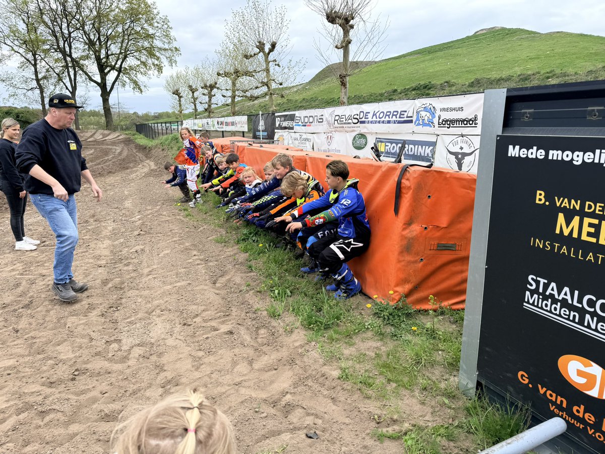 dezandhappers's tweet image. Vandaag een mooie jeugdtraining georganiseerd op de crossbaan van Quadclub De Veluwse Zandhappers. Onder begeleiding van Benjo Kellerman, Dex Dekker en Marie Luecke kregen 20 rijders volop rijtraining en uitleg over hoe de KNMV-wedstrijden verlopen.
#quadclub #jeugdtraining #quad