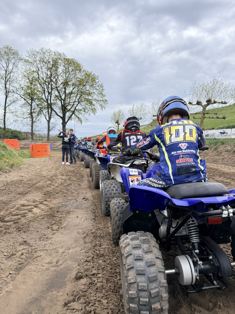 dezandhappers's tweet image. Vandaag een mooie jeugdtraining georganiseerd op de crossbaan van Quadclub De Veluwse Zandhappers. Onder begeleiding van Benjo Kellerman, Dex Dekker en Marie Luecke kregen 20 rijders volop rijtraining en uitleg over hoe de KNMV-wedstrijden verlopen.
#quadclub #jeugdtraining #quad