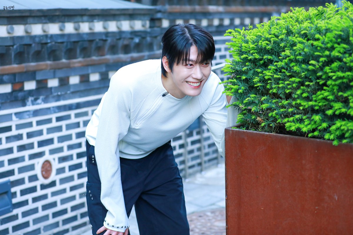 밤공 퇴길엔 이런 포즈도 안 부끄러워 하더닠ㅋㅋㅋㅋ 낮공 퇴길엔 브이만 하고도 부끄럽다고 하면 어캄묘 ㅋㅋㅋㅋㅋㅋㅋ