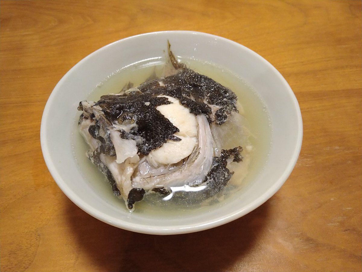 昨夜の晩酌🍶郡山地酒・若関の樽酒と酒の肴はいわき市の大川魚店で買った常磐もののヒラメとメヒカリの刺身！飲んだ〆はヒラメのアラで潮汁！常磐ものは美味い！🐟️刺身も鮮度抜群で潮汁もメチャ美味しい〜(^o^)　若関の樽酒も普通酒やけど美味い！
