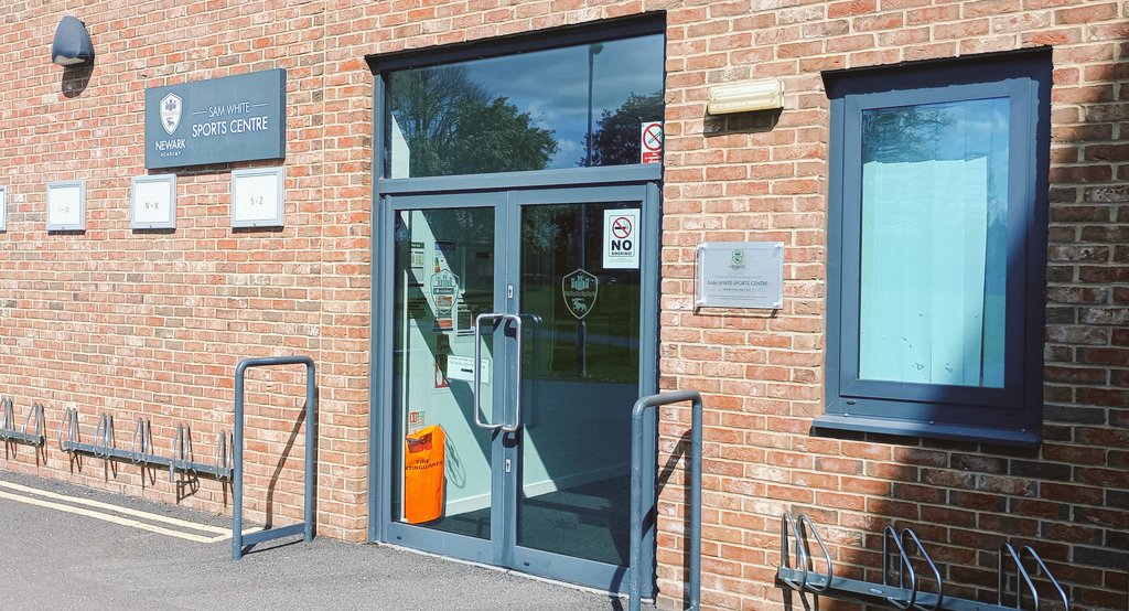 smilerhopper's tweet image. #Groundhopping #Notts at the Sam smith SC @NewarkAcademyUK shared with Warriors fc @NottsSeniorLge dev for @AFCNewark (4th) v @WalesbyFC (5th) in the @NewarkAlliance_ premier KO 1027 Game number 265 with JP #newgroundalert #triplegameday 1/3 ☀️😎 #sundayleague floodlit pitch &amp;amp; AC