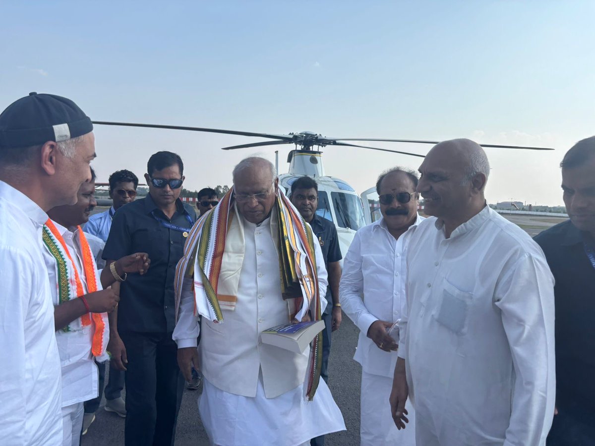 Pallamrajumm's tweet photo. Received the Congress President Shri Mallikarjun Kharge ji at HOSUR, Krishnagiri district, and Chief Minister Thiru Stalin, for the public meeting to be addressed by them at Hosur. ⁦⁦@INCIndia⁩⁩ ⁦@kharge⁩ ⁦@realyssharmila⁩ ⁦@RahulGandhi⁩ https://t.co/BmW0icjCzh