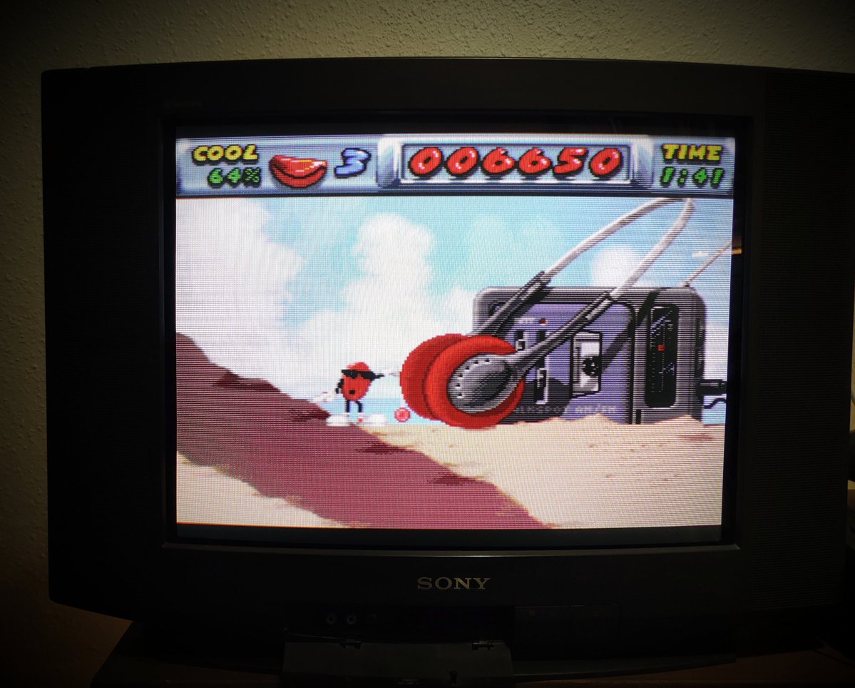 RetroBits8's tweet image. Imagen más noventera imposible! Walkman con auriculares con cable de orejera y mascota de marca conocida, por supuesto con gafas de sol para parecer rebelde, jugando al yo-yo 😂
Buen Domingo a todos!!

#retrogaming #snes