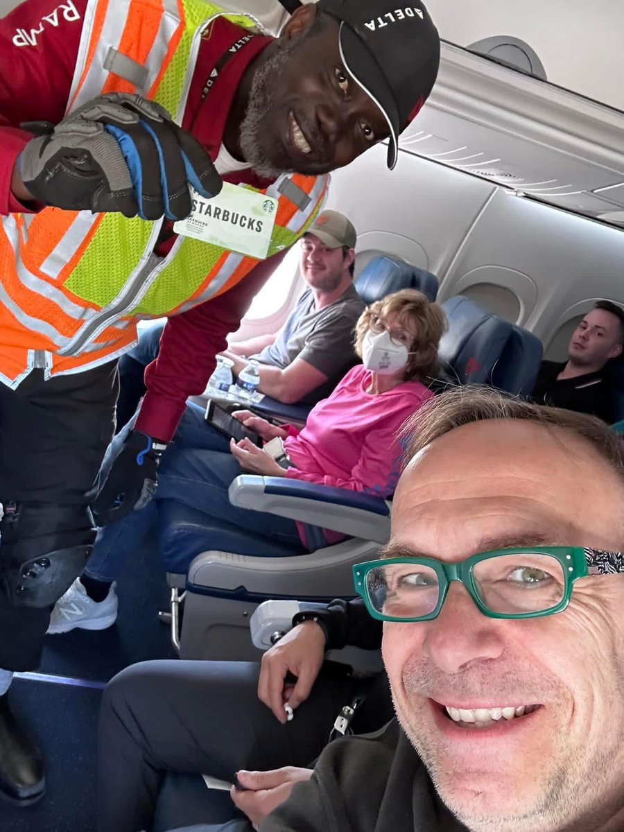 JimSichko's tweet image. GET OUT OF THE BOX AND MEET SOMEONE WHERE THEY ARE!!!!  I eyed this baggage handler outside of the plane on the tarmac ; made eye contact, motioned for him to come onboard and take a selfie!   He received a $100 gift card!  #missionaryofmercy #Delta #beanexample