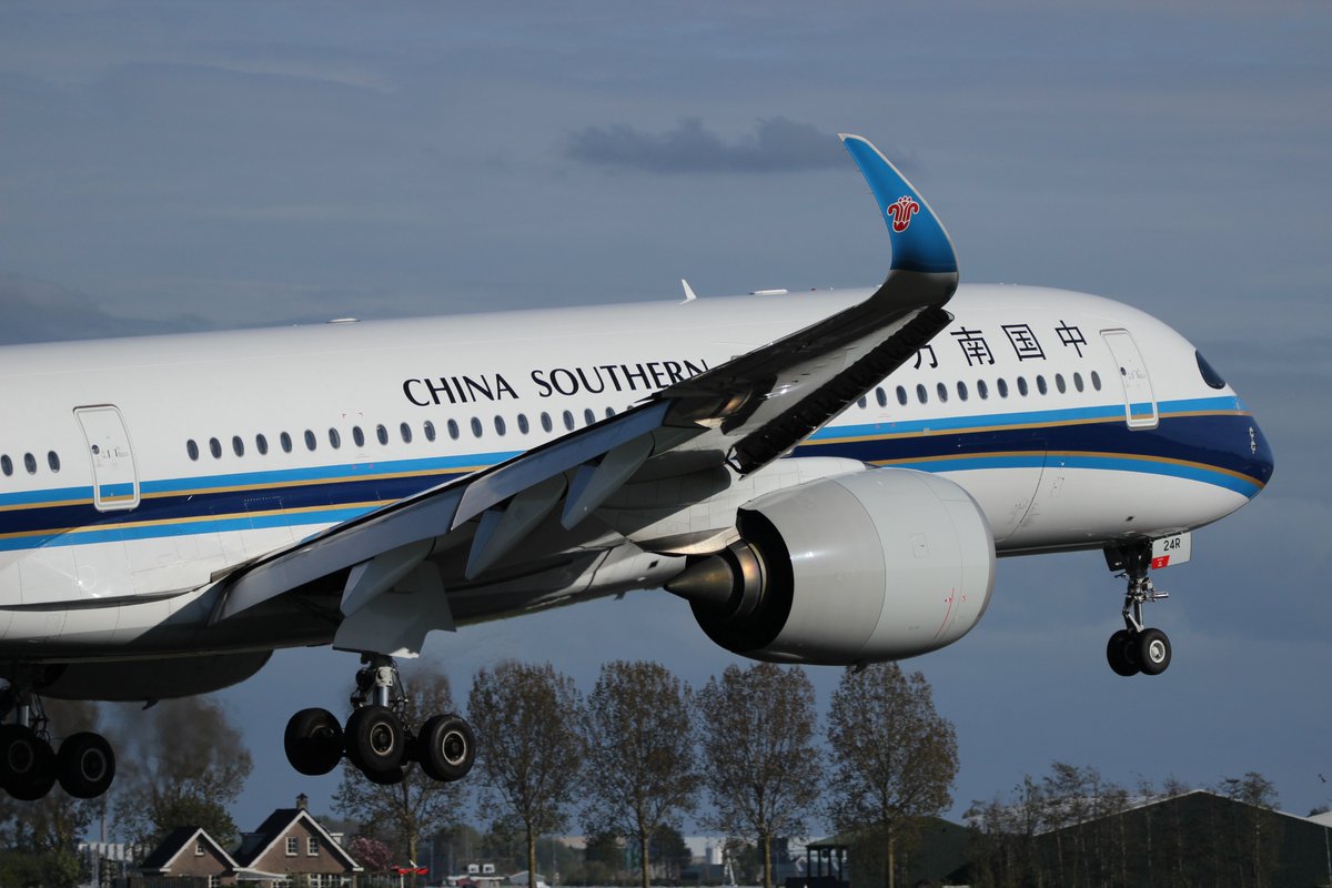 HansieeeeFR's tweet image. Gister dagje op @Schiphol geweest. Weer hele aardige platen gemaakt! 💪Dat heathaze blijft wel ruk waardoor ik aardig wat foto's heb die wazig of helemaal mislukt zijn. Dit is een kleine impressie van gister. @KLM  @qatarairways @CSAIRGlobal #hobby #airplanes #pictures #ams