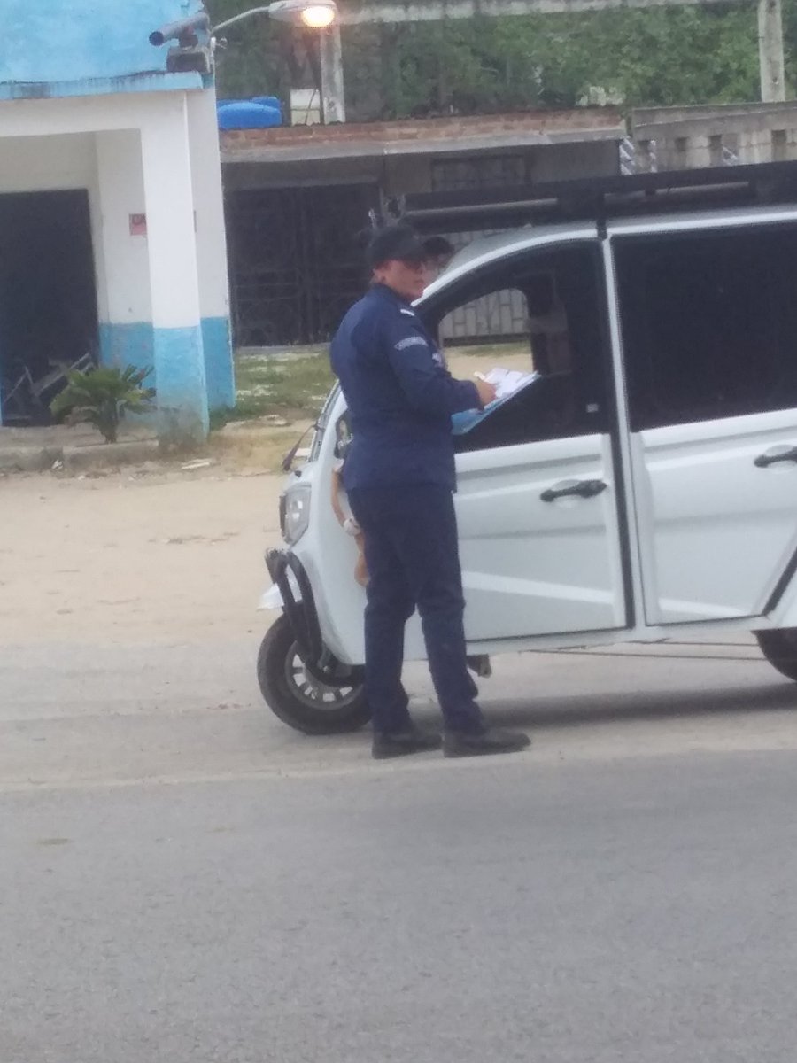 Heriber54's tweet image. #Cuba En el municipio de #Florida los inspectores trabajan por evitar ilegalidades vinculadas al sector dek transporte; la legalidad vial es prioridad. #CubaVencera @boudet_liliana @DrRobertoMOjeda @ormandysRS