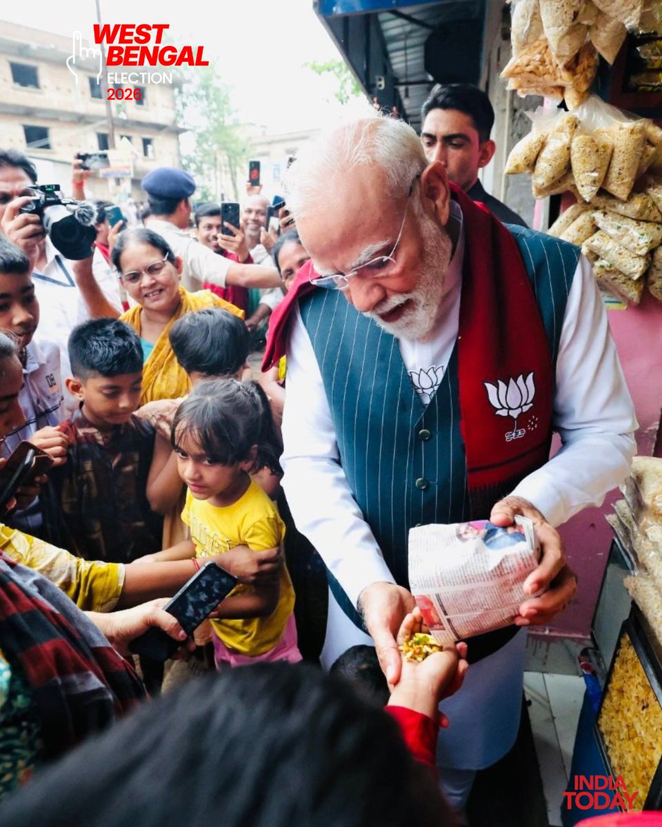 IndiaToday's tweet photo. #InPics | PM Narendra Modi paused to enjoy jhalmuri in Jhargram between rallies across West Bengal on Sunday.
#WestBengal #Jhargram #ElectionCampaign #PoliticalRally #Jhalmuri #IndiaNews #OnTheTrail #SundayScenes https://t.co/4KUrseiK99