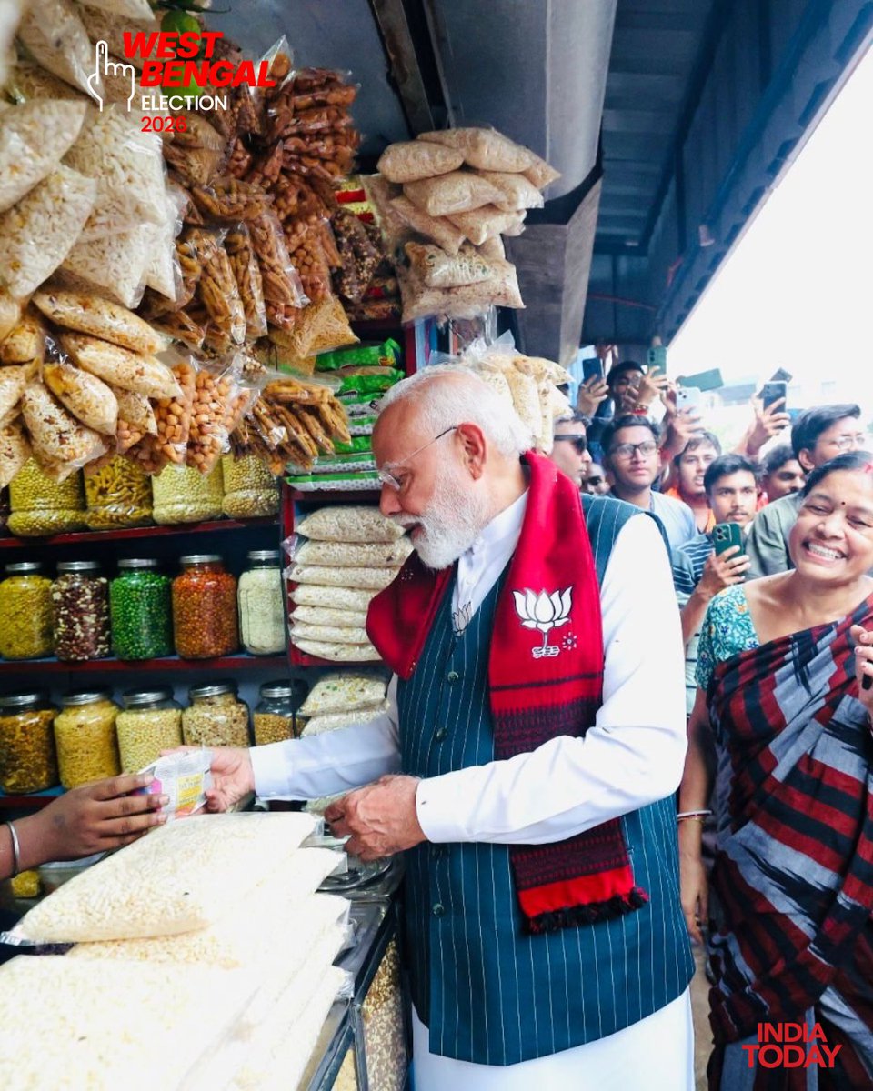 IndiaToday's tweet photo. #InPics | PM Narendra Modi paused to enjoy jhalmuri in Jhargram between rallies across West Bengal on Sunday.
#WestBengal #Jhargram #ElectionCampaign #PoliticalRally #Jhalmuri #IndiaNews #OnTheTrail #SundayScenes https://t.co/4KUrseiK99