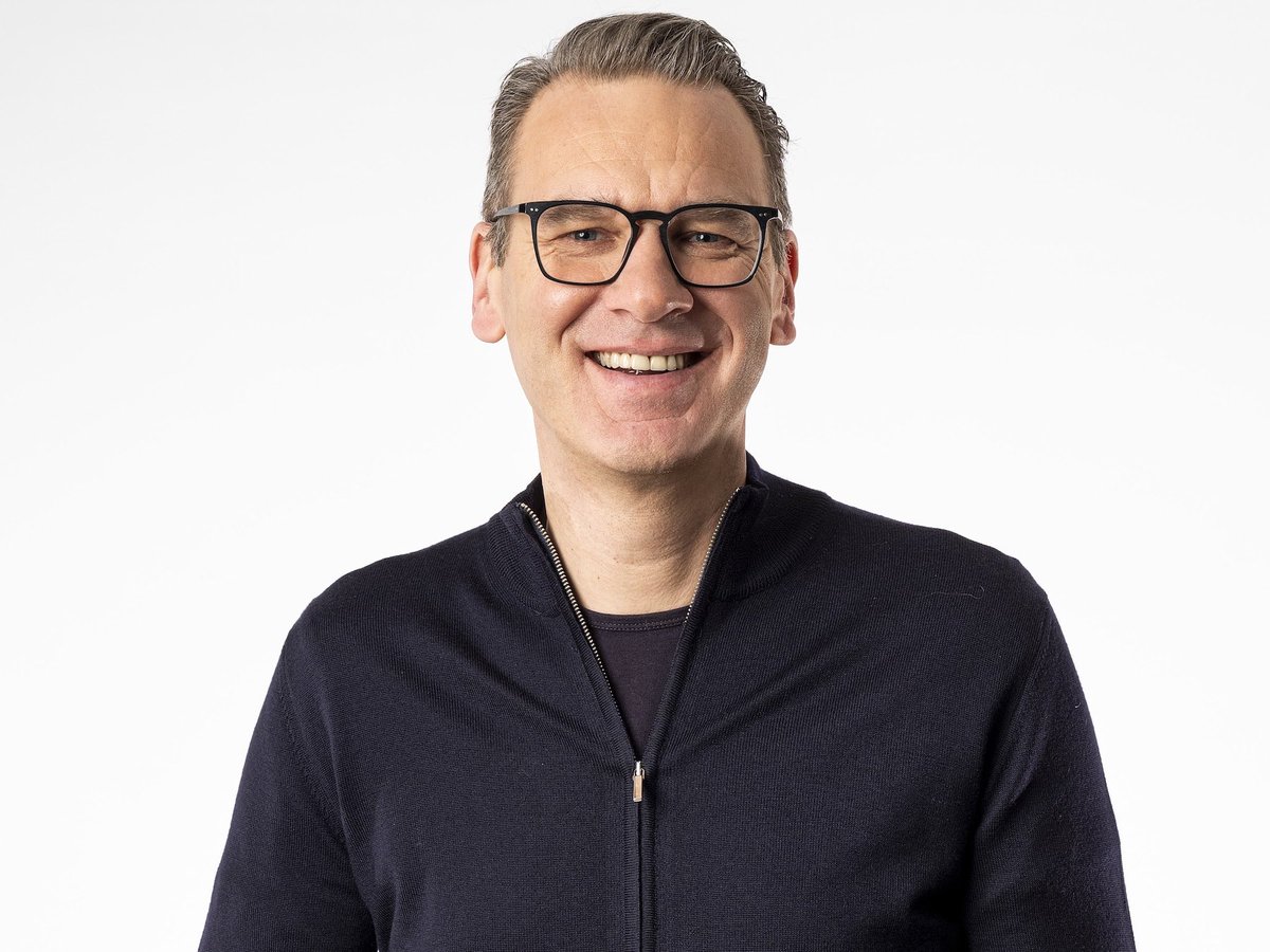 #AmstelGoldRace met Jeroen Stomphorst als gespreksleider bij de analisten. Wat een duffe graftak die de analisten niet in hun kracht zet.