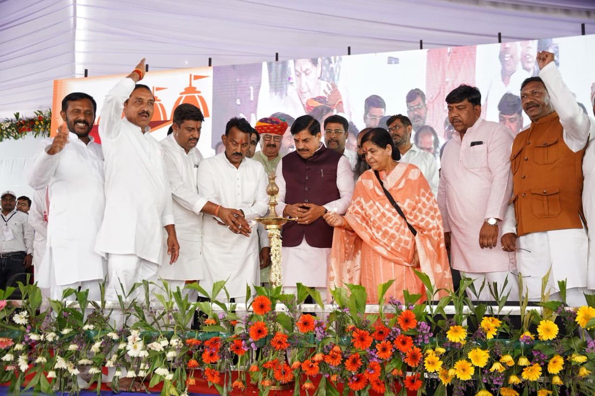 CMMadhyaPradesh's tweet image. मुख्यमंत्री डॉ. मोहन यादव ने आज जानापाव कुटी, इंदौर में आयोजित भगवान श्री परशुराम जी के पावन प्रकटोत्सव में सहभागिता कर कार्यक्रम को संबोधित किया।

@DrMohanYadav51 #CMMadhyaPradesh #MadhyaPradesh #Indore #भगवान_श्री_परशुराम_जयंती