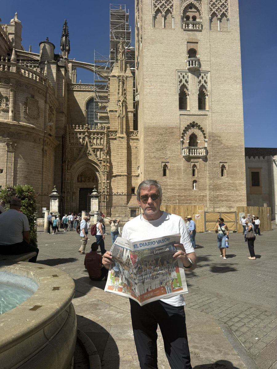 AntxonBlanco's tweet photo. La Giralda es un buen lugar para leer @diariovasco y las decenas de páginas por el título de Copa de la @RealSociedadEUS  Genial trabajo compañeros!!! 👏 https://t.co/aRtHaRthDg