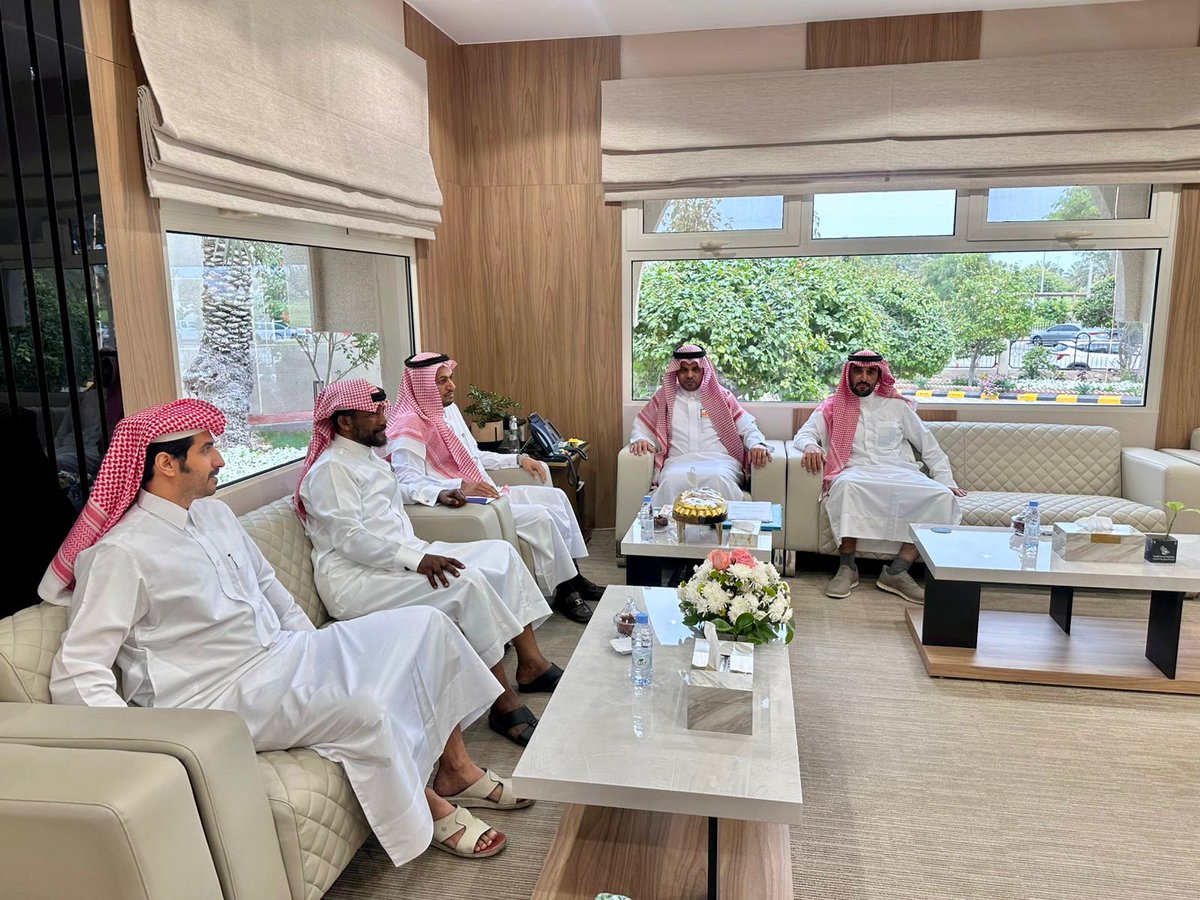 tanmiahtjbalid's tweet photo. انطلاقًا من دورها في بناء شراكات فاعلة تخدم المجتمع 🌱
قام رئيس المجلس أ. مطر البوعينين، يرافقه أ. خالد يوسف وأ. ناصر جاسم البوعينين وأ. سند علي البوعينين أعضاء المجلس،بزيارة سعادة رئيس بلدية الجبيل المهندس بادي القحطاني،وجرى خلال اللقاء بحث سبل التعاون وتعزيز المبادرات المشتركة. https://t.co/tqtWqFYk1k