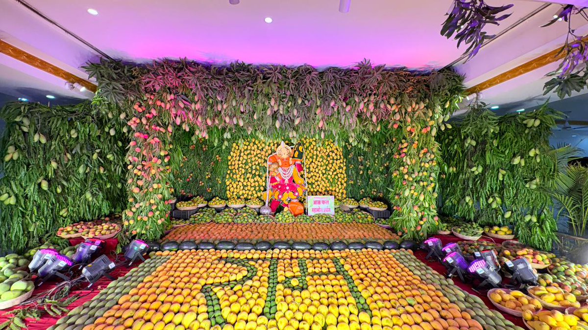 अक्षय तृतीया के पावन अवसर पर आज श्री पितरेश्वर धाम आस्था के उजास से आलोकित हो उठा। 
इस दिव्य अवसर पर श्री हनुमान जी महाराज के श्रीचरणों में 3100 किलो आम का महाभोग अर्पित कर भव्य श्रृंगार किया गया।
भगवान की दिव्य छवि के दर्शन कर हृदय असीम आध्यात्मिक शांति से भर गया।
श्री हनुमान जी