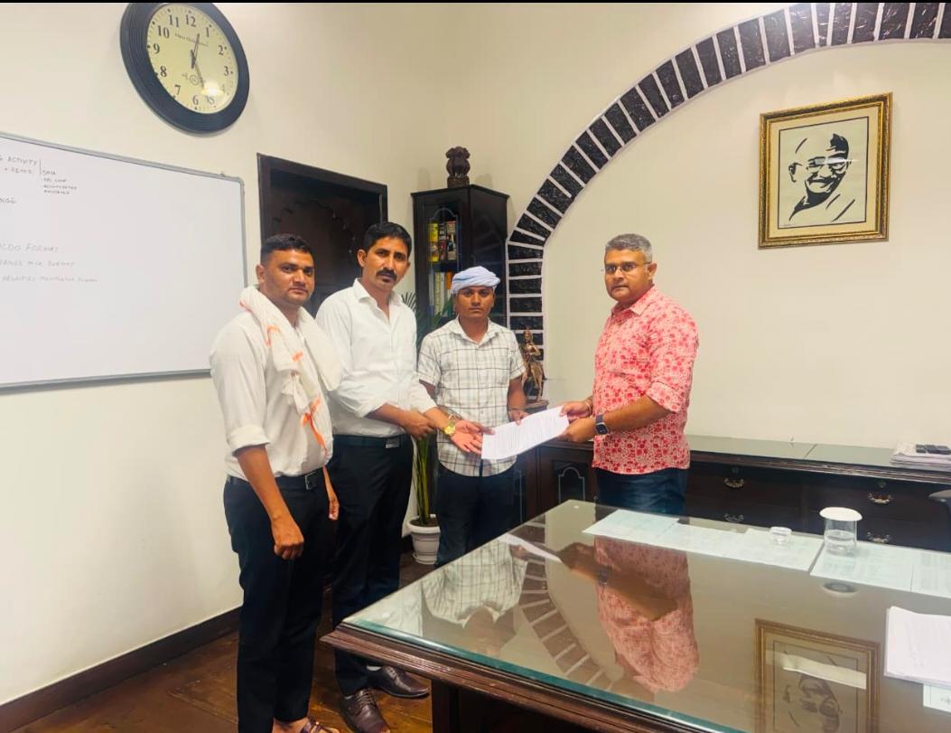 बांसवाड़ा डूंगरपुर सांसद श्री Rajkumar Roat के साथ Ashok Bhil प्रतिनिधि मंडल के साथ अनिल भील मर्डर केस में निष्पक्ष जांच कराने को लेकर IGP Udaipur RANGE से मुलाकात किया!!
#अनिल_भील_को_न्याय_दो