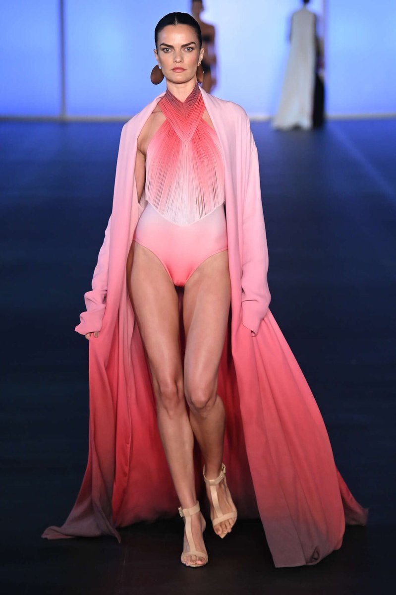 kendam_com's tweet image. Lenny Niemeyer Spring Summer 2027 collection -Trama Do Tempo- fashion show in Rio (April 18, 2026) kendam.com/news/fashion-s…

#LennyNiemeyer #SS27 #Runway #FashionWeek #Rio #Kendam