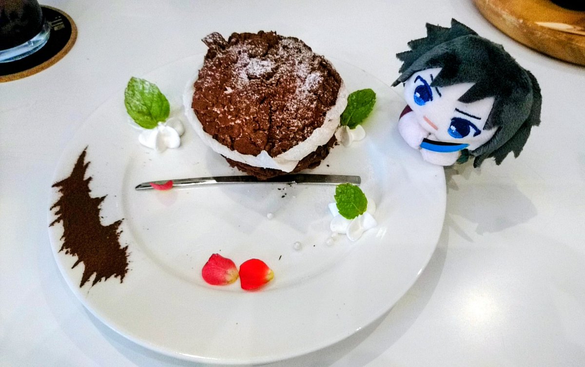 先日のカフェ☕️
岩🪨のケーキ、美味しかったからまた食べられて嬉しい🥰
前回は2021年10月で、東京当たらずUSJ行く時に大阪の先着を何とか取れて行った思い出🥹