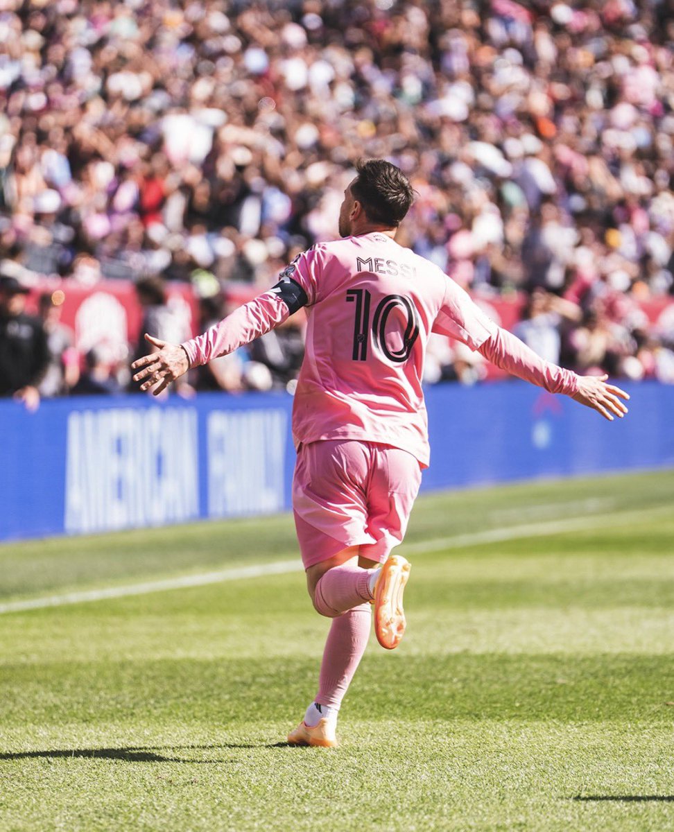 PrimeAngleFooty's tweet photo. 🩷🖤 Colorado Rapids 2–3 Inter Miami.

Messi. Away from home. 2 goals. 38 years old. 🐐⚽⚽

#Messi #InterMiami #MLS #COMIAMI https://t.co/wCOFXxcWXS