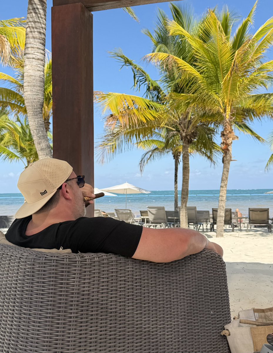 MRmidwestcouple's tweet image. It’s been one day and I miss this place already. The hospitality and vibes of Mexico are amazing.  Please don’t be scared to travel, sooo many people thought we were bad parents for taking our kids to Mexico. Not a single issue. #smoke #Mexico #beach