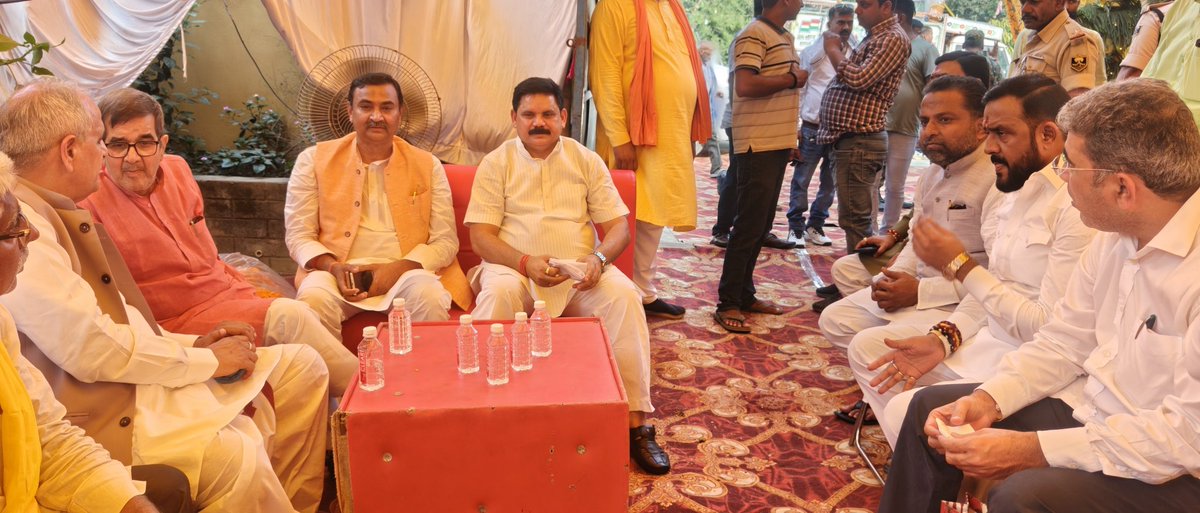 BabluGuptaMLA's tweet image. भारत सरकार के कोयला एवं खनन मंत्री श्री सतीश चंद्र दुबे जी के यहां तिलक समारोह में शामिल हुआ।

#indiangovernment #BiharGovernment #BabluGupta #bihar