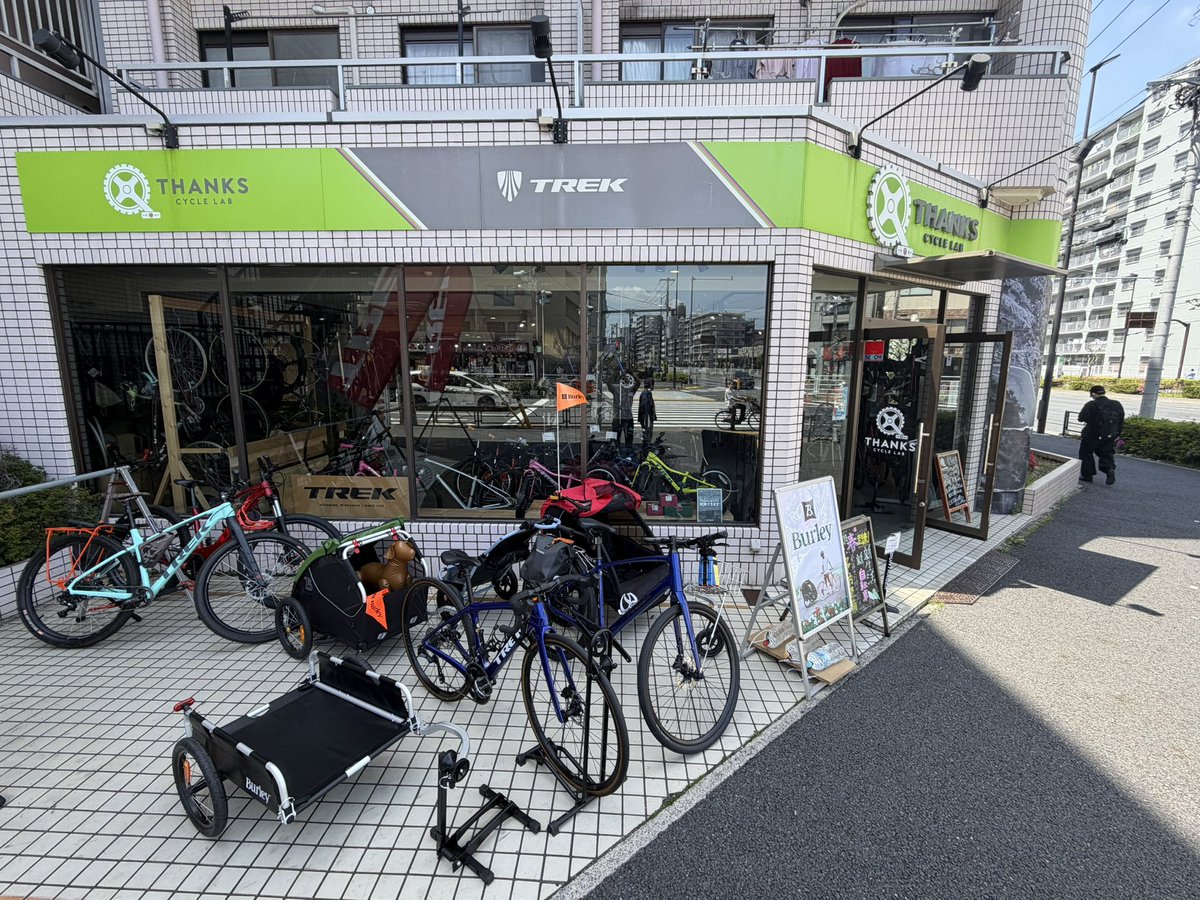 39clnishikasai's tweet photo. こんばんは。
江戸川区でBurley取り扱っています。

試乗された方、だいたい最初に言うのが
「え、軽いですねこれ」
「思ったより全然安定してる」

使ってみるとイメージ変わります。

来週日曜まで試乗できますので、ぜひどうぞ。
#burley #自転車トレーラー https://t.co/vdLrX91eD0