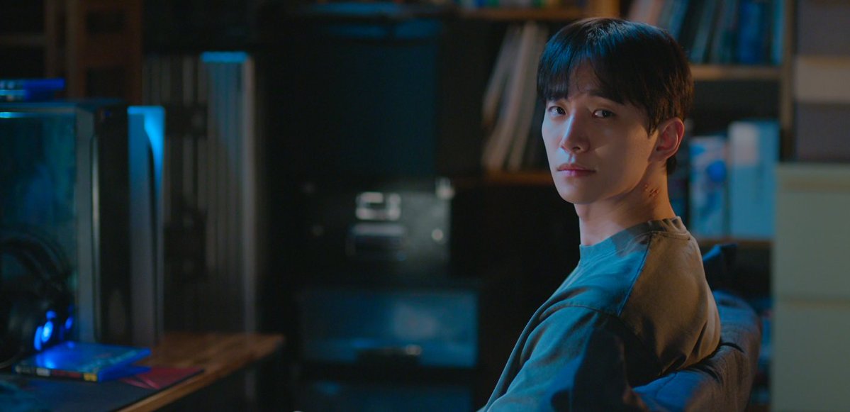 너라면 어떻게 할래?
캐셔로 1화에서 계속 묻는 질문
초능력이 있으면 진짜 좋겠다는 생각만 했는데 처음으로 그 뒤의 무게감, 책임감을 진지하게 생각해본 것 같다. 외산 히어로 영화에서도 이런 고민을 보여주긴 하는데 캐셔로가 워낙 생활밀착형이라 더 크게 와닿았다

#준호 #이준호 #캐셔로