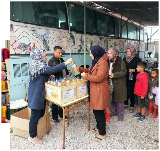 standbymelesvos's tweet image. Cooking oil is a vital staple for food security and dignity. Yesterday in Lesvos, Stand by me Lesvos distributed 200 liters to families, ensuring they have the essentials needed to prepare their own meals. 

#StandByMeLesvos #Lesvos #HumanitarianAid #RefugeeSupport