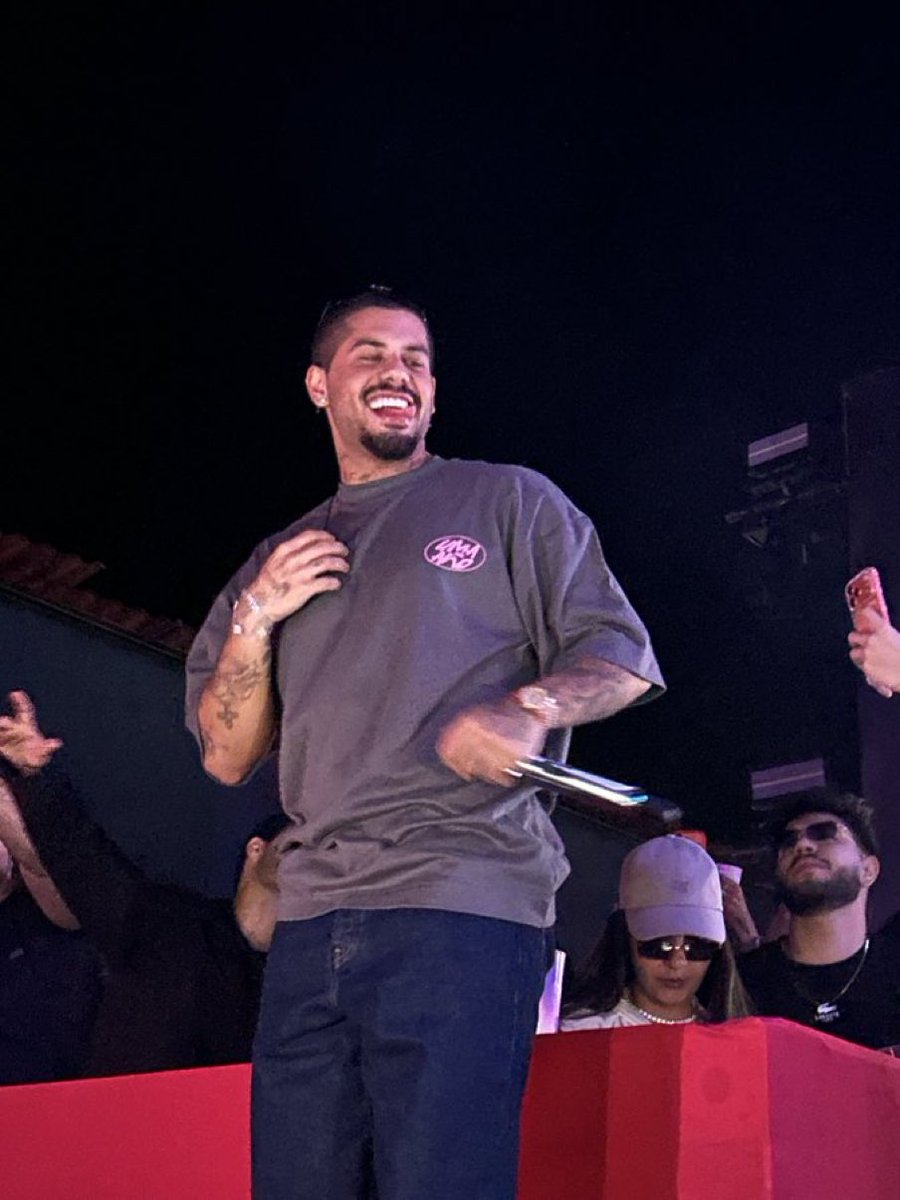 Ana Castela com todo respeito o macho é lindo