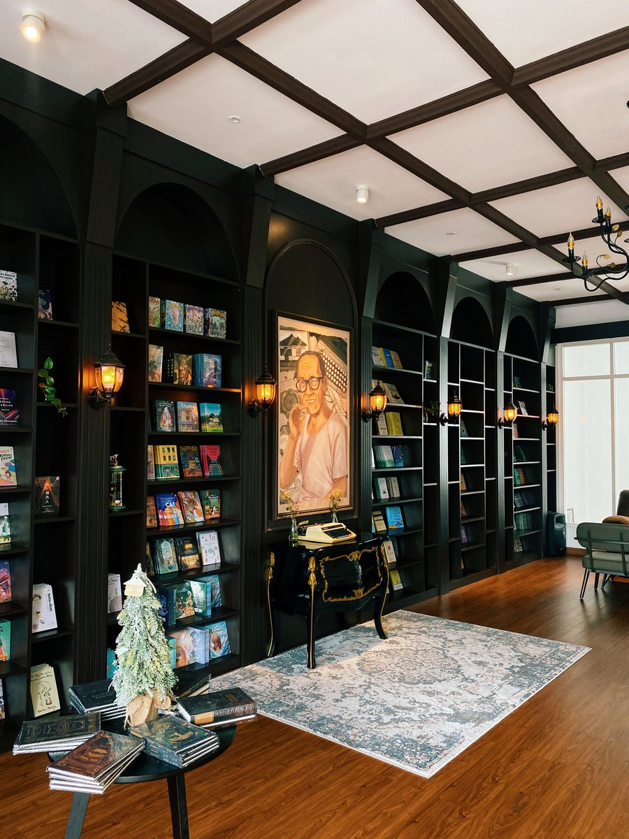 hadeeehh13's tweet image. Di tengah riuhnya Jogja, ada tempat tenang yang selalu bikin betah—rak demi rak penuh cerita, aroma buku yang khas, dan waktu yang terasa melambat. 📚✨ #Jogja #Bookstore 

📍Solusi Buku
