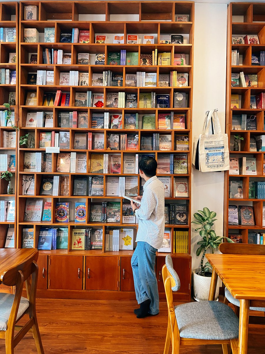 hadeeehh13's tweet image. Di tengah riuhnya Jogja, ada tempat tenang yang selalu bikin betah—rak demi rak penuh cerita, aroma buku yang khas, dan waktu yang terasa melambat. 📚✨ #Jogja #Bookstore 

📍Solusi Buku