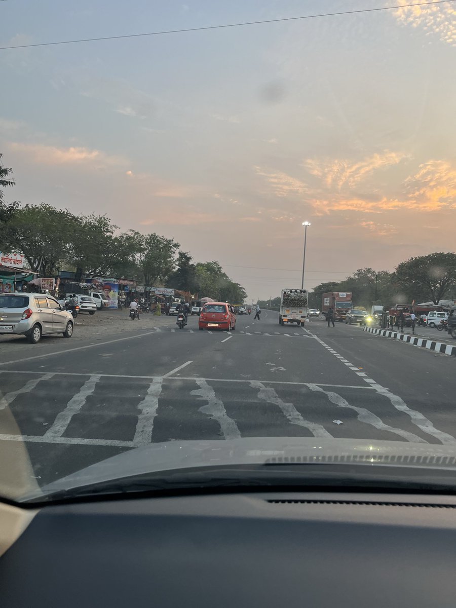 RahulRanjan93's tweet image. Why are such dangerous, unmarked speed breakers being installed on the Pune–Nashik–Indore Highway? This is a national highway, not a village road. Who approved this design? @NHAI_Official @nitin_gadkari — safety should not be compromised.  #Pune #Nashik #Indore #Highways