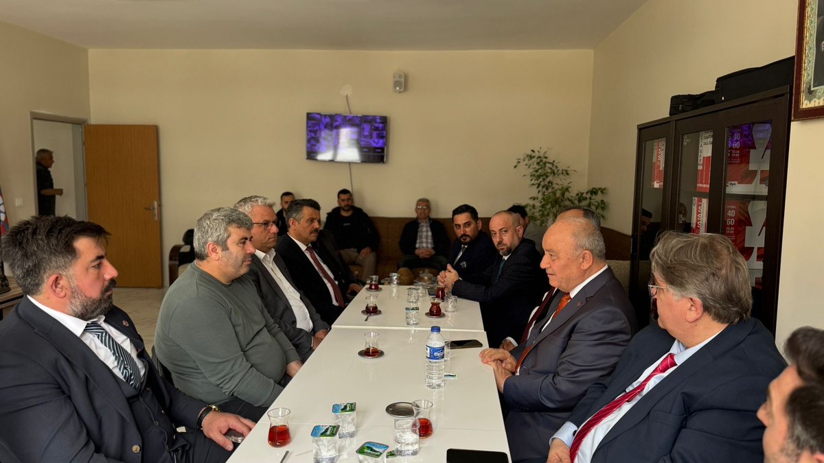 boztugdurmus's tweet photo. BÜYÜK BİRLİK İstanbul Teşkilatımızla Sancaktepe Emek Cemevini ziyaret ettik. Cemevi Bşk. Özgür Gülşen ve Canlarla; Alevi-Bektaşiliğin tarih, inanç, kültür ve geleneği üzerine sohbet ettik. Canlar, yeni Anayasada Cemevlerinin de ele alınmasını istediler..🇹🇷🇹🇷🇹🇷⁦@Mustafa_Destici https://t.co/5zKCErhat8