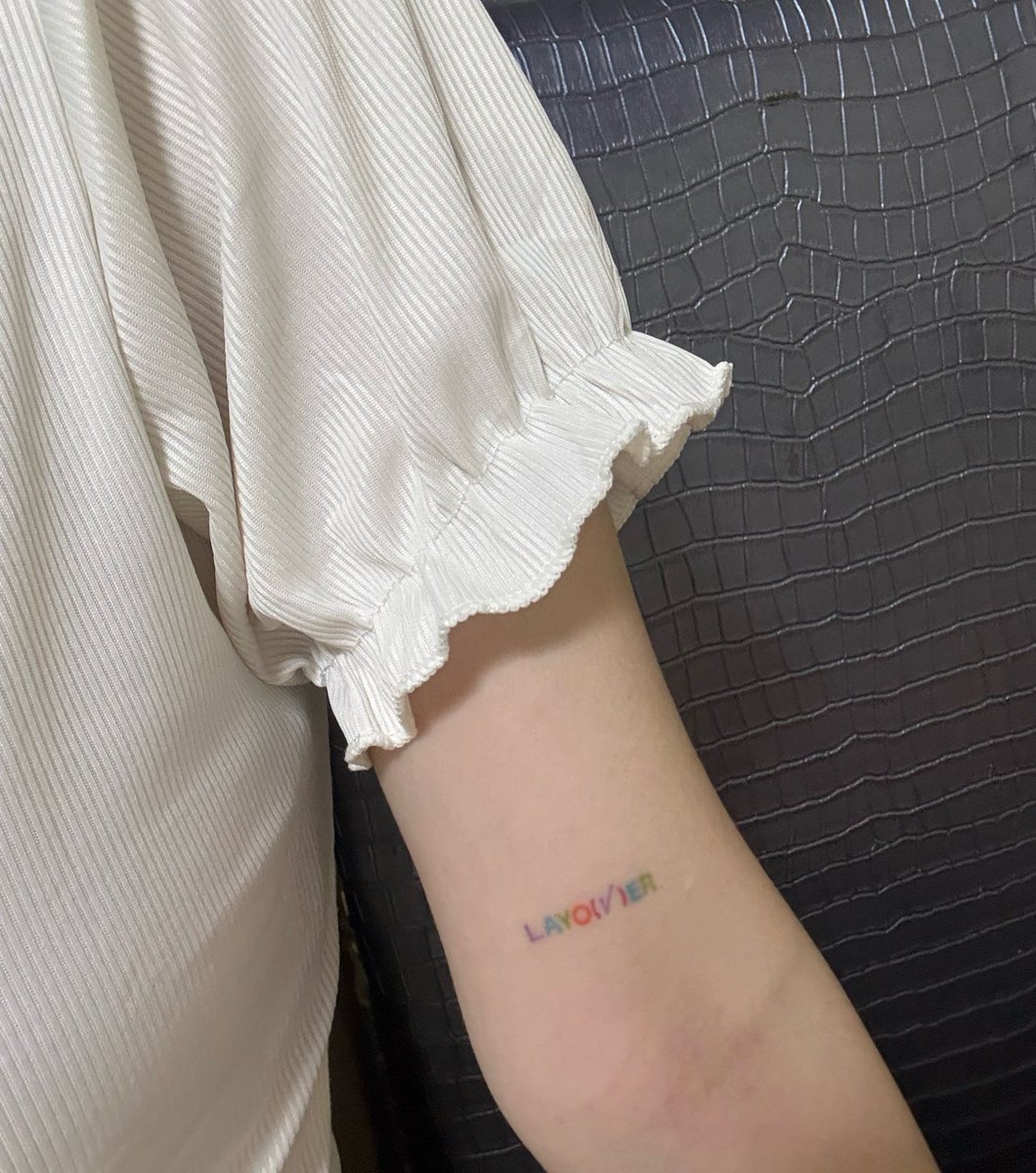 taetae_1330's tweet image. ผมรักดนตรีด้วยหัวใจทั้งหมดที่มี
และ ‘Layover’ คือตัวแทนของผม 😭

อ้วมค้าบอยากบอกว่าบั้มเลโอเว่อมันดีมากๆเลยน้า พี่รักน้องแทรักทุกอย่างที่เป็นน้องแท รักอัลบั้มนี้มากๆด้วยถึงกับสักไว้ที่ตัวว่านี่คือตัวตนของแทสิ่งที่แทชอบ ขอบคุณที่แบ่งปันแนวเพลงที่ชอบให้อามี่ได้ฟังนะ

รักมากเลย 💜