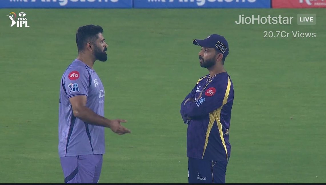 Rahane: Sir 2 log team mein fit nahi baith rahe

Nayar : Kon ? 

Rahane : Hum dono 😹