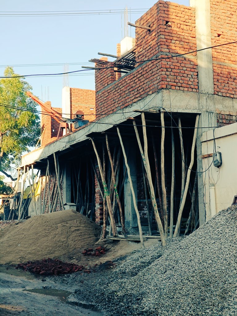 Wake_Up_India07's tweet image. #Jhotwara constituency 
सड़क अतिक्रमण जगह जगह खड्डे जलभराव स्मार्ट सिटी योजना का हिस्सा हो गया है।
#smartcity #Jaipur