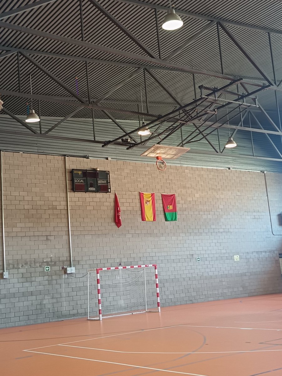 Actualización: la bandera de la <a href="/ComunidadMadrid/">Comunidad de Madrid</a> en el pabellón M4 de #Alcorcón sigue descolgada y ya son varios años.
Nadie se va a ocupar de solucionarlo?
Aunque sea por no oírme?
Insisto, no es lo más importante de la gestión municipal, pero sin duda, es un síntoma de desidia.