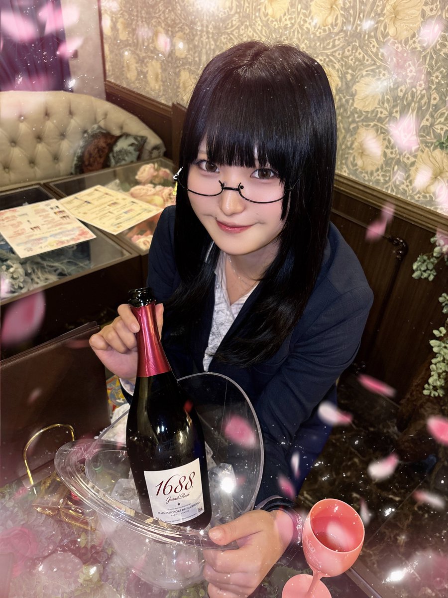 RoyalDrop_maid's tweet image. 💜みみこちゃん@lily_mimikochan の
素敵な在校生さんから🎠✨

1688🍹🥂
ありがとうございます👼🏻🤍

まだまだご登校お待ちしております👏🏻❣️
#秋葉原 #コンカフェ #魔法学校