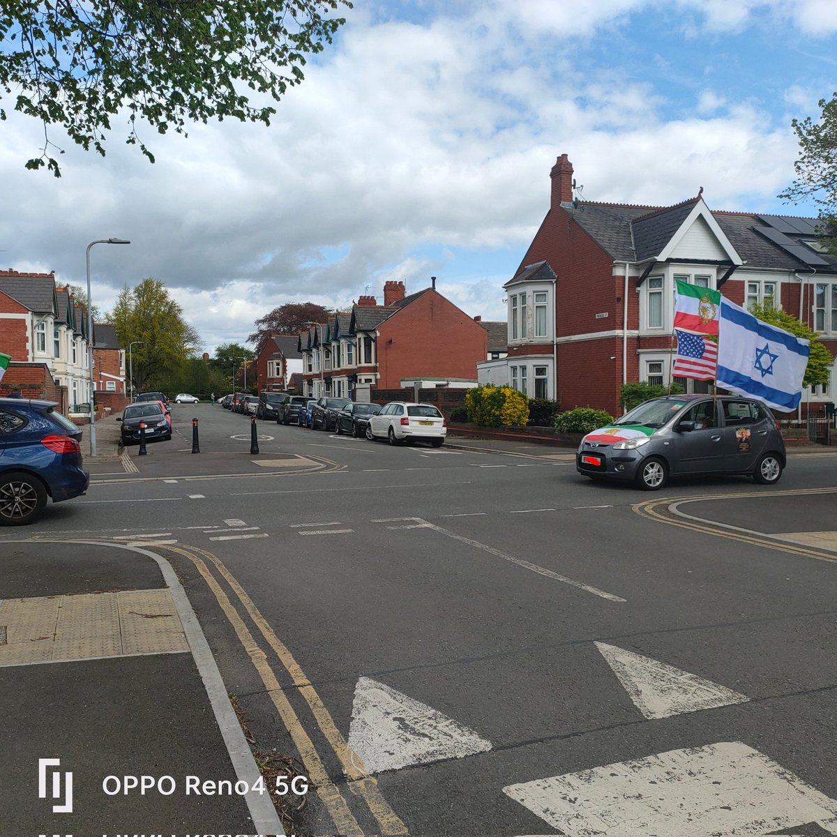 newmandavecf's tweet image. Peak #Yookay moment where  column of #Iranian exiles drive through #Cardiff suburb with #US and #Israel flags.🤣😭