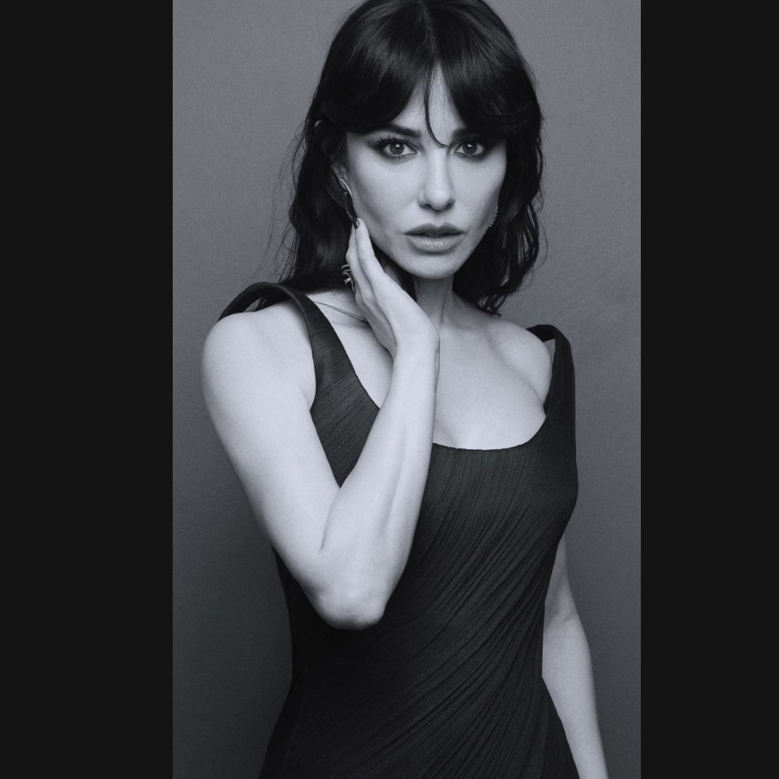 #ÖzgeGürel
                    🤍🖤🤍
Stinky in black and white