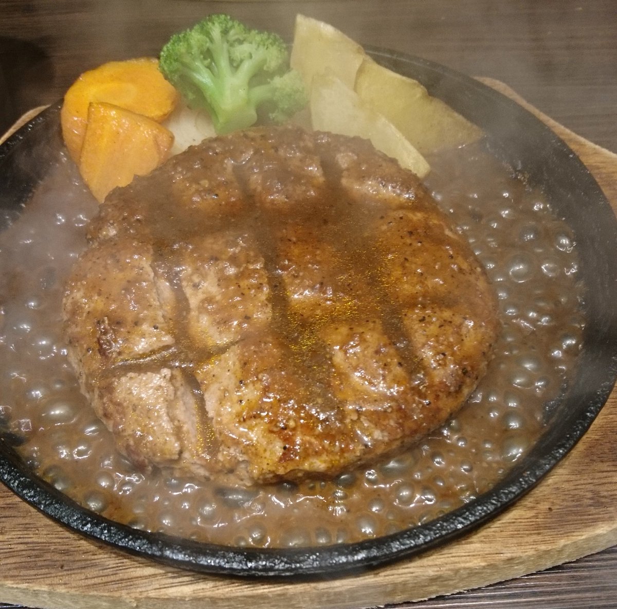 コロモアイ tweet media