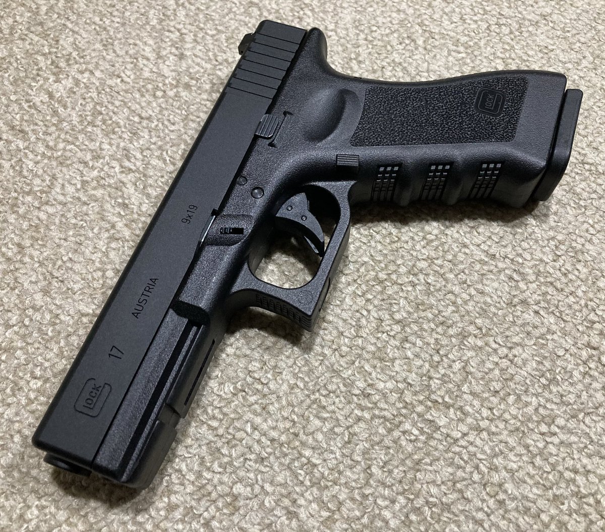 LmQmbqaTHKFvTCT's tweet image. #glock

改めてGHK/UMAREX社さんの
Glock G17 Gen3なんですけど
リアルで素敵な所がいっぱい！

特に削り出しのスライドの
コッキングセレーションの
エッジがカチッと出でいて
指に食い込みます。

スライド全体の角Rも
綺麗に加工されていて
嬉しいです。😉👍

今更ながら繁々と眺めています。