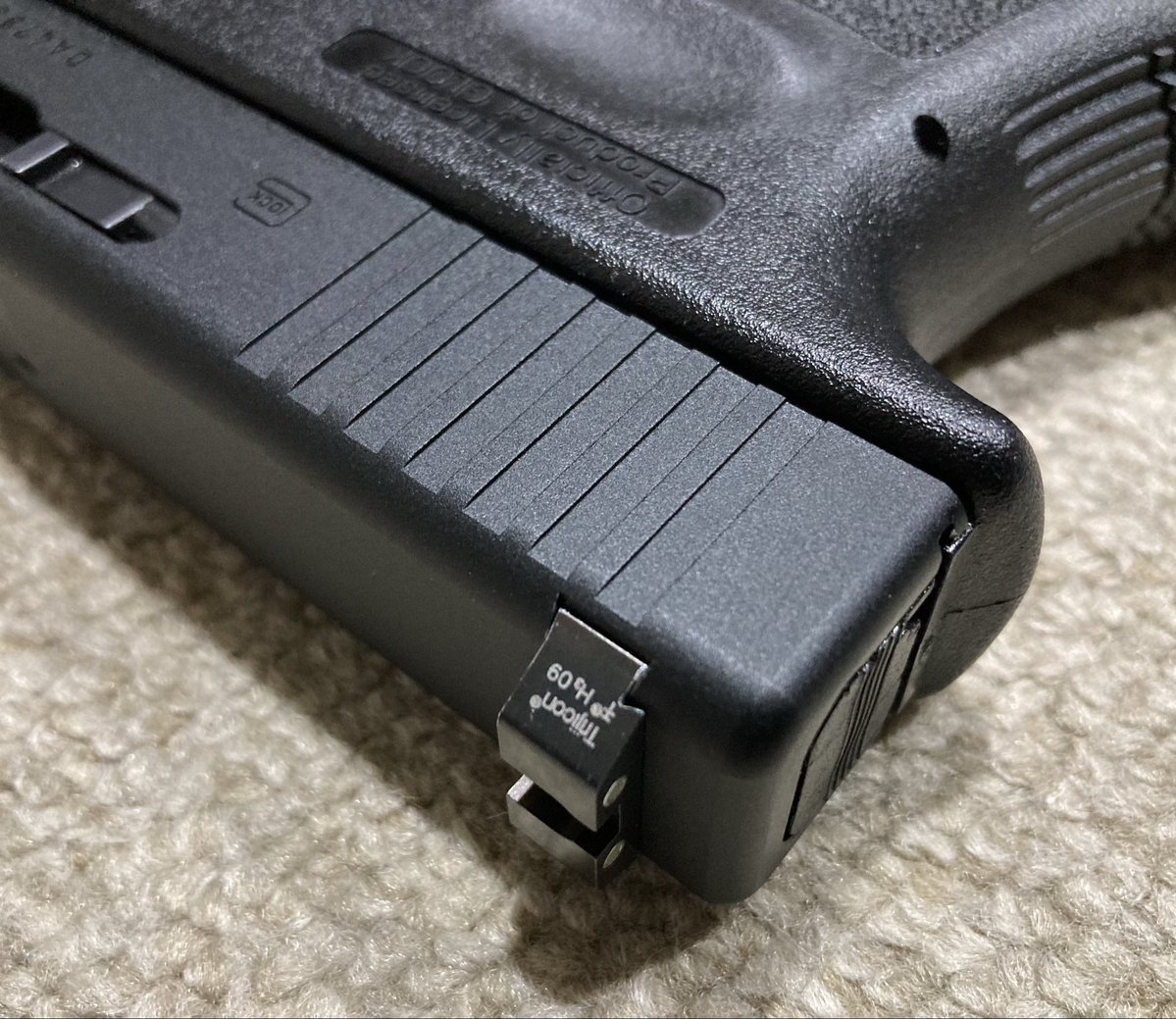 LmQmbqaTHKFvTCT's tweet image. #glock

改めてGHK/UMAREX社さんの
Glock G17 Gen3なんですけど
リアルで素敵な所がいっぱい！

特に削り出しのスライドの
コッキングセレーションの
エッジがカチッと出でいて
指に食い込みます。

スライド全体の角Rも
綺麗に加工されていて
嬉しいです。😉👍

今更ながら繁々と眺めています。