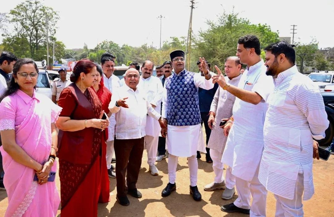 भाजपा प्रदेश अध्यक्ष श्री <a href="/Hkhandelwal1964/">Hemant Khandelwal</a> जी ने नारी शक्ति वंदन विधेयक गिरने के विरोध में MVM ग्राउंड, भोपाल में 21 अप्रैल को आयोजित होने जा रहे आक्रोश मार्च की तैयारियों का अवलोकन किया।

इस अवसर पर प्रदेश सरकार में कैबिनेट मंत्री श्री <a href="/VishvasSarang/">विश्वास कैलाश सारंग</a> जी, प्रदेश सरकार में राज्य