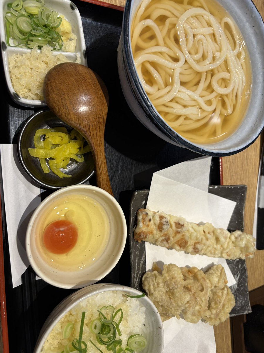 うどん処　松
淡路駅前の松さんでとり天ちくわとうどんのセットをいただきました。
毎度のことながらかけうどんはひやひやを選択。年中ひやかけが食べられる店は関西では少ない気がします。