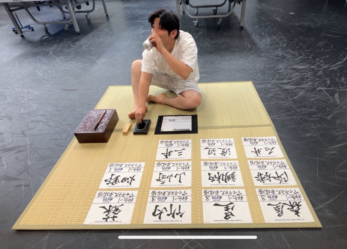 tatsuchannel11's tweet photo. 『小言』

チームの長なら
卓球場に畳敷いてよ

余計な邪念払って墨すって

選手一人ひとりの顔思い浮かべて年に1度のゼッケンぐらい書いたらどうよ

別に誰かに頼むのが悪いとかプリントが、とかではなくて、心が穏やかになって向き合う良い時間だぜ

1人だけ顔思い出せねぇけどよ

#ゼッケン https://t.co/HBKwVIZPqX