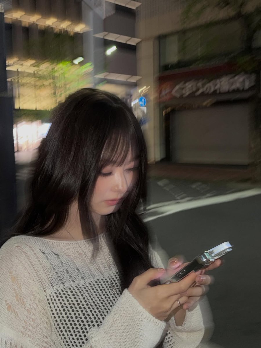 nakyungw's tweet photo. berjalan tanpa banyak pose di tengah malam kota Jepang, lalu kamera menangkap candid yang tak direncanakan. jalanan masih ramai, toko-toko berjajar, dan langkahku terus lanjut sambil menikmati waktu singkat di sela promosi hari ini. https://t.co/ghsJIAXzap