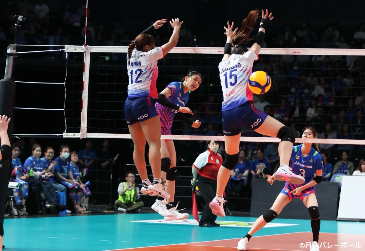 getsu_vb's tweet image. 【2025-26 大同生命SV.LEAGUE WOMEN
Semi Final（#SAGA久光 対 #PFU）】

GAME1、GAME2ともに
ネット際で火花を散らしたのは
金蘭会高（大阪）で
1年生時からレギュラーとしてプレーした
#上村杏菜 選手（PFU）と #井上未唯奈 選手（SAGA久光）。

GAME2は上村選手がチームトップの20点、